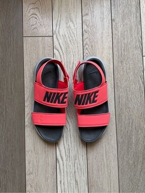Nike Womens Coral Strappy Logo Sandals size 10